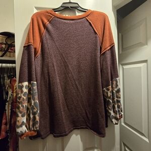 Light Sweater with animal Print sleeve bottoms